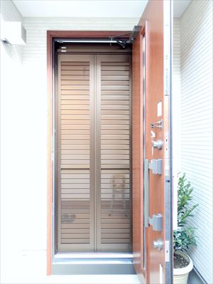 玄関に網戸を取付け 玄関に網戸を取付け